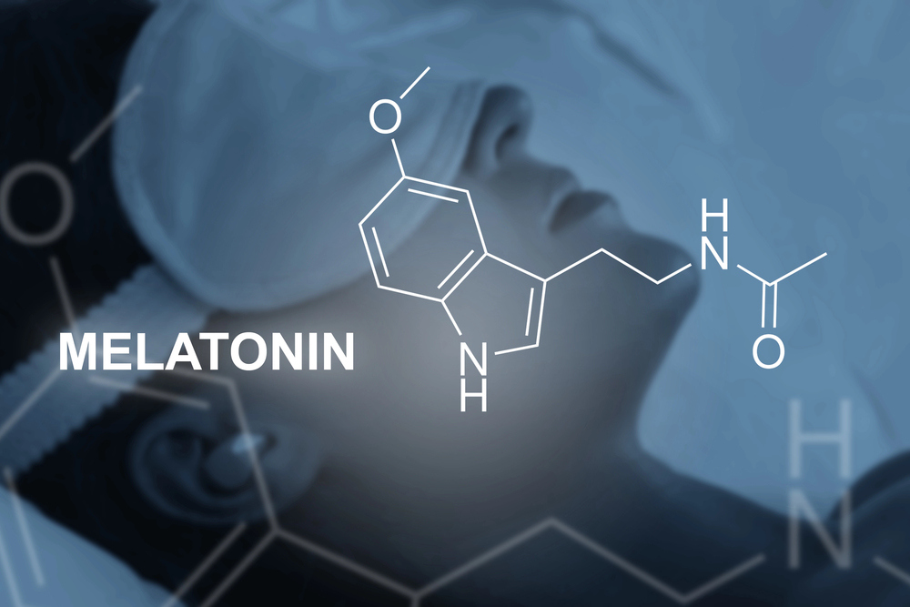 Kék színű, orvosi témájú háttér, rajta a melatonin molekulaszerkezetével és a bal oldalon a „MELATONIN” felirattal.