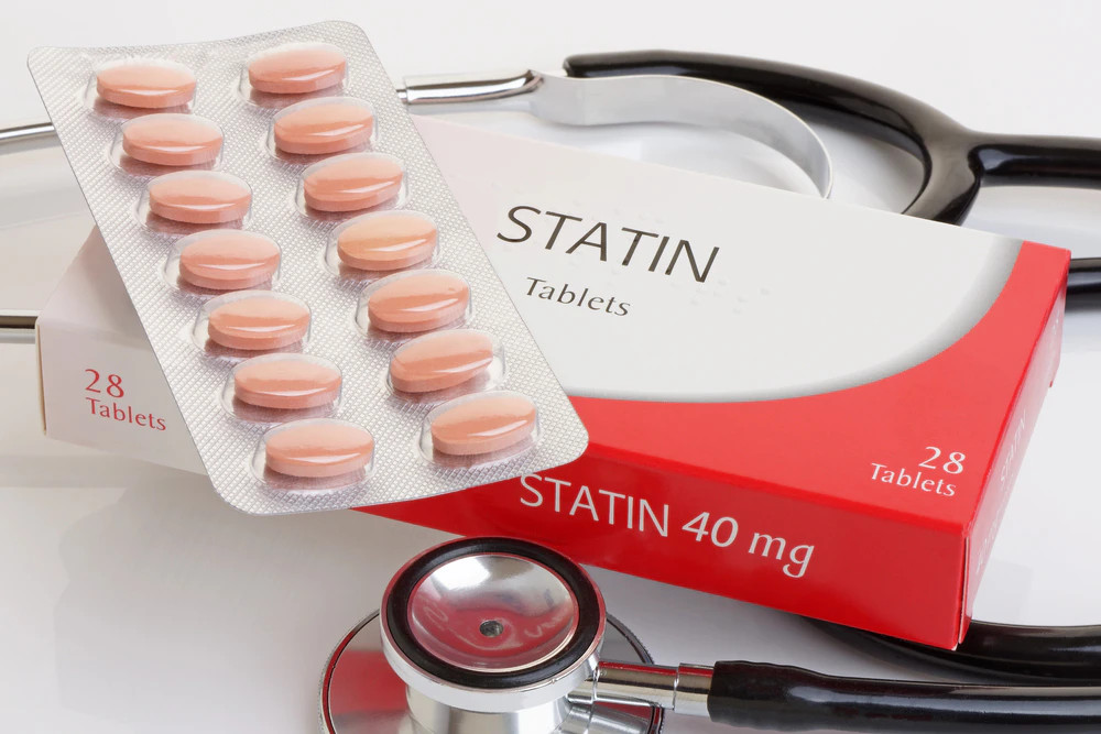 „STATIN” feliratú, barackszínű tablettákat tartalmazó buborékcsomagolás, „STATIN 40 mg” feliratú piros doboz, mellette sztetoszkóp.